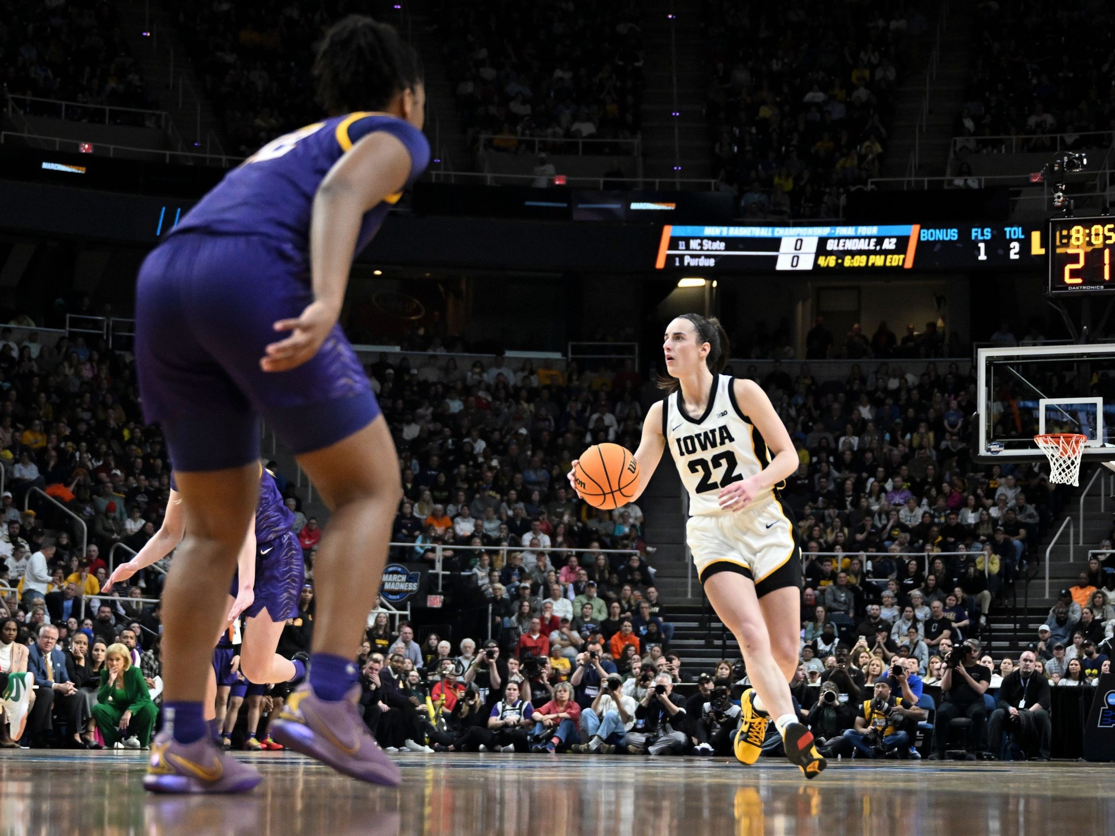 Image of Caitlin Clark 1 on 1 with another female basletball player