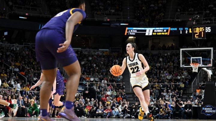 Image of Caitlin Clark 1 on 1 with another female basletball player